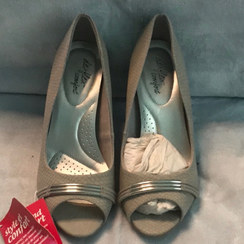 Open toe sandal with heel